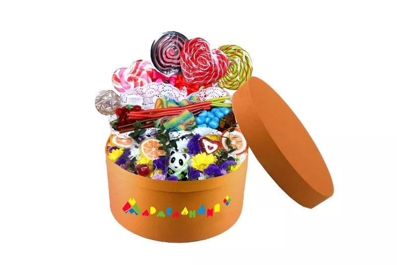 Сладкая коробочка с живыми цветами и сладостями на заказ
