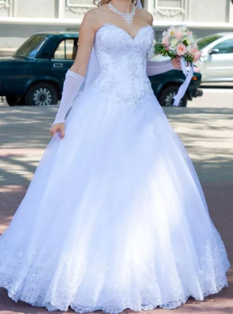 Продаётся белоснежное свадебное платье,  ручная вышивка